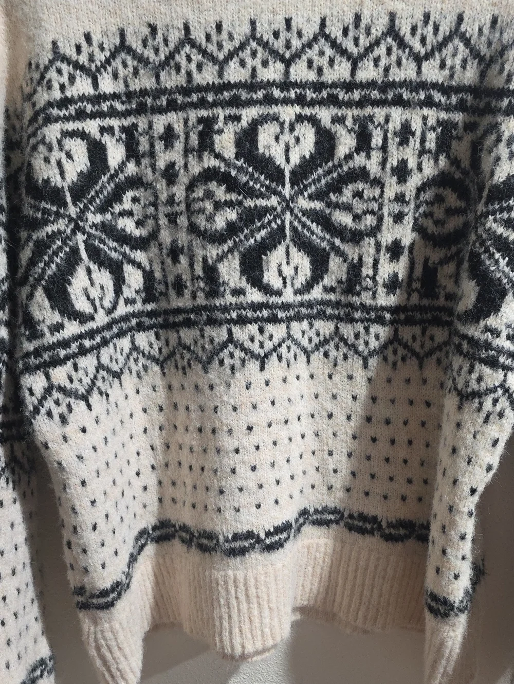 NWT Universal Threads Soft Fuzzy Alpine Sweater